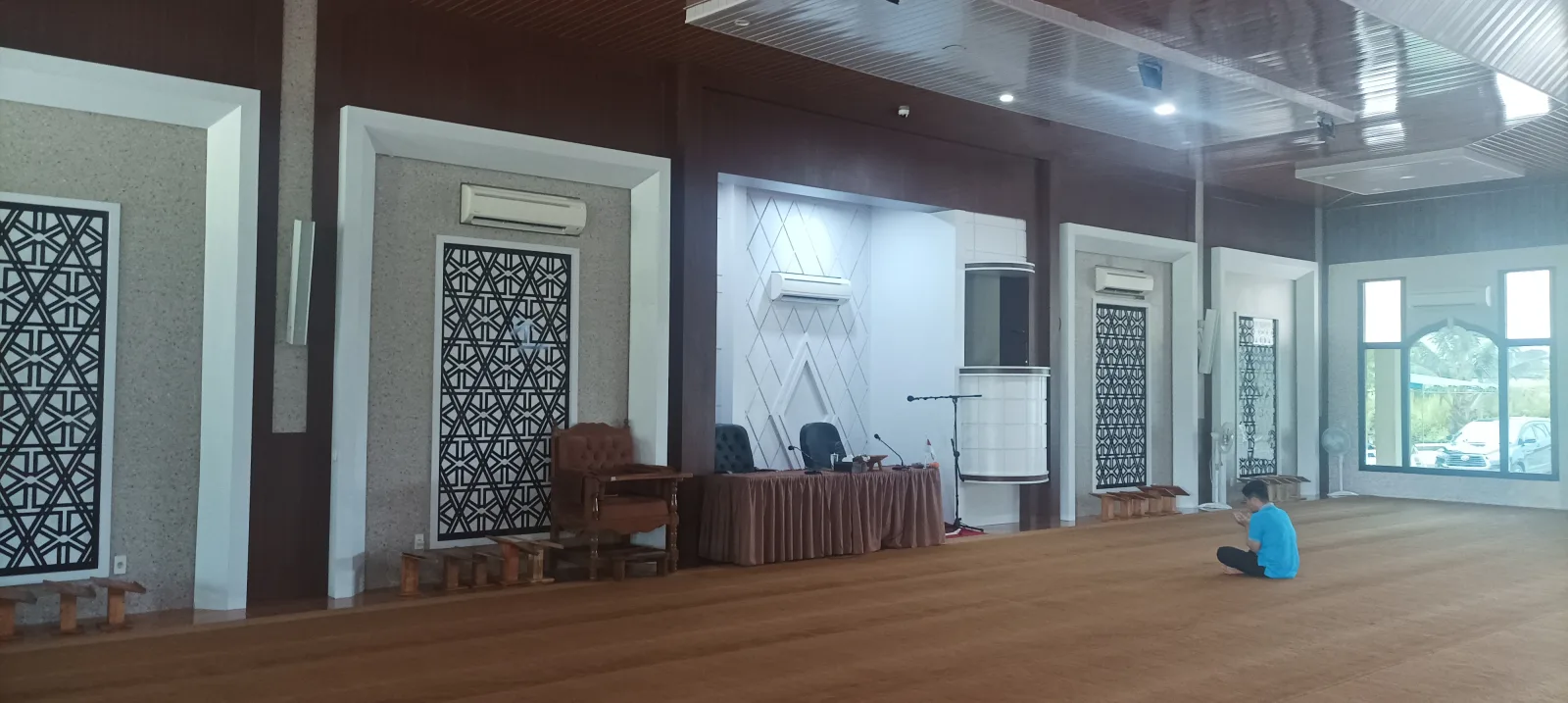Interior Masjid Zaid bin Tsabit